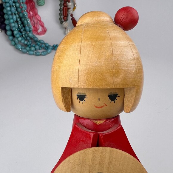 Vintage Japanese Creative KOKESHI Doll, unsigned Lrg Sleeve Red Kimono & Shield - Picture 2 of 6